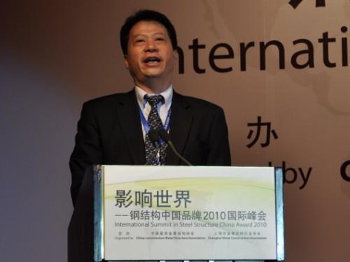 上海市金屬結構行業(yè)協(xié)會會長曹平主持開幕儀式