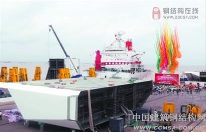 圖為昨日發運的橋梁鋼結構組件。 本報記者 張海峰 攝