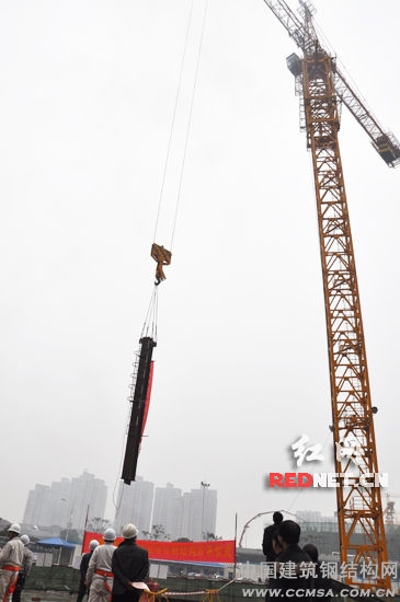中建五局:承建的長沙運達中央廣場商業項目鋼結構工程首根鋼柱開吊