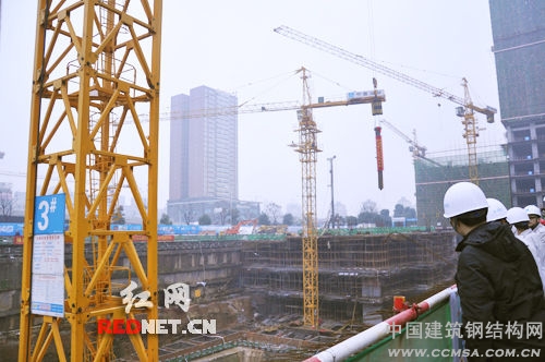 中建五局:承建的長沙運達中央廣場商業項目鋼結構工程首根鋼柱開吊