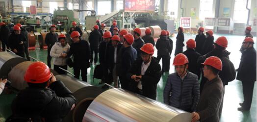 與會專家和企業家來到山東冠洲股份有限公司實地參觀考察